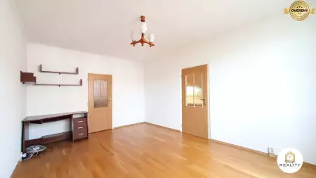 REZERVOVANÝ - Veľký, zrekonštruovaný, 3i byt 72 m² + loggia, komora - 9