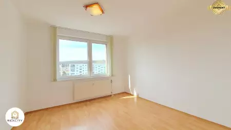 REZERVOVANÝ - Veľký, zrekonštruovaný, 3i byt 72 m² + loggia, komora - 11