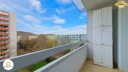 REZERVOVANÝ - Veľký, zrekonštruovaný, 3i byt 72 m² + loggia, komora - 14